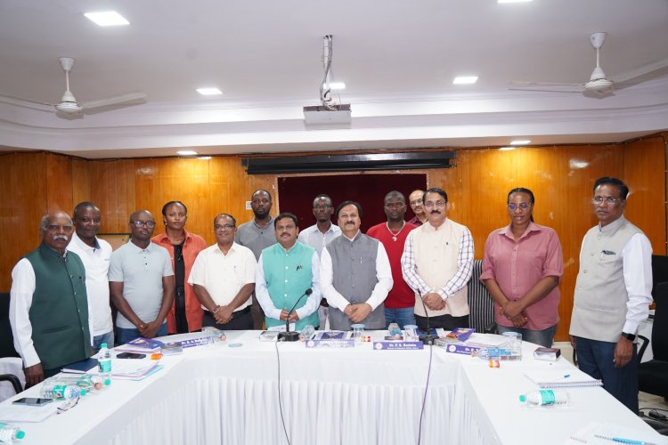 जलसिंचनाचा काटेकोरपणे वापर होणे आवश्यक, *रवांडा येथील सिंचन अभियंत्यांची महात्मा फुले कृषि विद्यापीठात भेट*