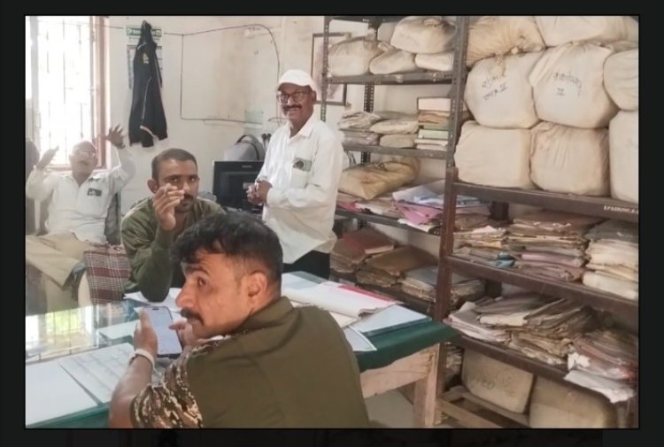 वनविभागाच्या कार्यालयात वन विभागाच्या मजुरा व एक कर्मचारी एकमेकाला शिवेगाळ व मारहाण ची धमकी