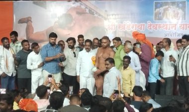 शहराचे ग्रामदैवत मार्तंड देव देवस्थान ट्रस्ट (खंडोबा) महाराज यात्रेनिमित्त भव्य कुस्तीचा फड रंगला.