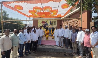 आज राहुरी शहरामध्ये महात्मा फुले चौक येथे क्रांती सूर्य महात्मा ज्योतीराव गोविंद फुले यांची 200 वी जयंती निमित्त विनम्र अभिवादन करण्यात आले