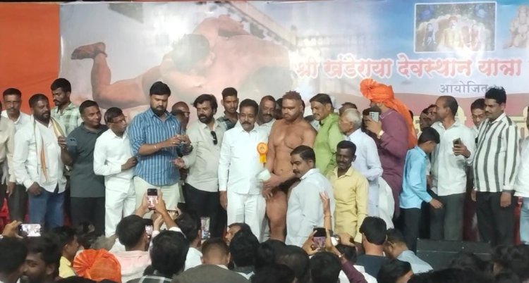 शहराचे ग्रामदैवत मार्तंड देव देवस्थान ट्रस्ट (खंडोबा) महाराज यात्रेनिमित्त भव्य कुस्तीचा फड रंगला.