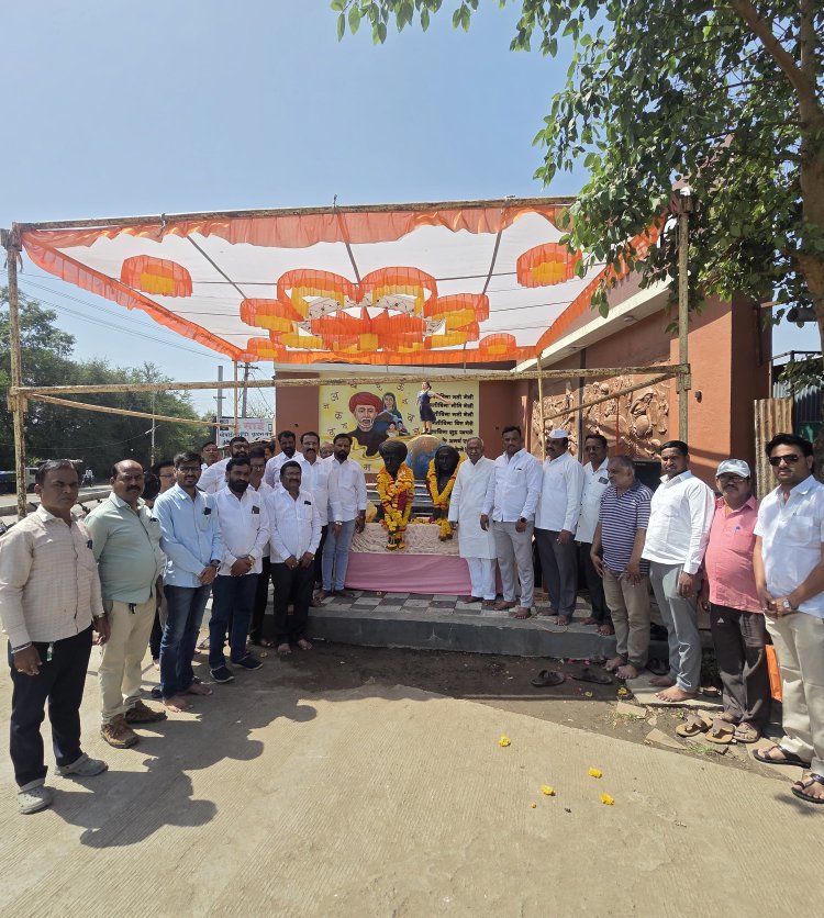 आज राहुरी शहरामध्ये महात्मा फुले चौक येथे क्रांती सूर्य महात्मा ज्योतीराव गोविंद फुले यांची 200 वी जयंती निमित्त विनम्र अभिवादन करण्यात आले