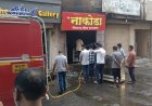 राहुरी शहरात पहाटेच 'न्यू नाकोडा स्वीट्स अँड फरसाण' दुकानाला आग; अग्निशमन दलाच्या तत्परतेने अनर्थ टळला*
