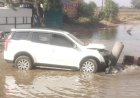 पिंप्री अवघड येथिल उड्डाण पूलाजवळ सोनई करजगाव पाईपलाईनच्या एअर वॉलला चारचाकी वाहनाची धडक ; पाईपलाईन बंद .