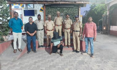 राहुरी: जिल्हा हद्दपार असताना विना नंबर प्लेट डंपरने अवैध वाळू उपसा करणारा आरोपी निखिल लाटे याला राहुरी पोलिसांनी ताब्यात घेतले. 32 लाखांचा मुद्देमाल जप्त.