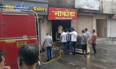 राहुरी शहरात पहाटेच 'न्यू नाकोडा स्वीट्स अँड फरसाण' दुकानाला आग; अग्निशमन दलाच्या तत्परतेने अनर्थ टळला*