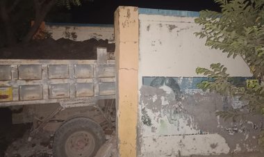 शिलेगावात मातीचा डंपर भरधाव वेगात घरात घुसला; महिला गंभीर जखमी*