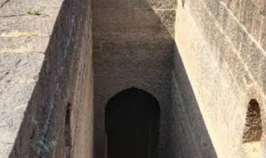 जामगावची ऐतिहासिक बारव दुर्लक्षित*  पारनेर तालुक्यातील जामगाव येथील ऐतिहासिक बारव प्रशासनाच्या दुर्लक्षामुळे दुर्लक्षित अवस्थेत आहे.