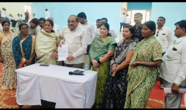 पालकमंत्र्यांच्या आदेशाला लोणी खुर्द ग्रामसेवकाने दाखवली केराची टोपली; ग्रामस्थ संतप्त
