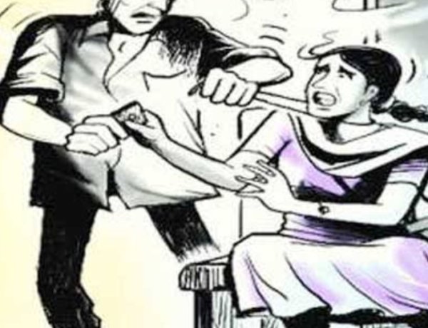 ब्युटीपार्लर चालविणाऱ्या एका विवाहित तरुणीचा आरोपीने गेल्या सहा महिन्यांपासून पाठलाग केला. त्यानंतर महिलेच्या घरात घुसुन तुला बघून घेतो, अशी धमकी देण्यात आली
