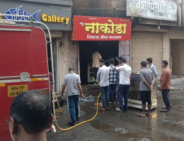 राहुरी शहरात पहाटेच 'न्यू नाकोडा स्वीट्स अँड फरसाण' दुकानाला आग; अग्निशमन दलाच्या तत्परतेने अनर्थ टळला*