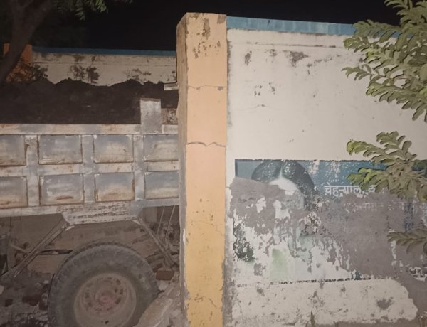 शिलेगावात मातीचा डंपर भरधाव वेगात घरात घुसला; महिला गंभीर जखमी*