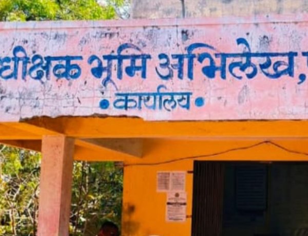 पाथर्डी भूमी अभिलेख कार्यालयात लाचखोरीचा आरोप; मोजणीची तारीख लवकर हवी असल्यास 10 हजारांची मागणी?*