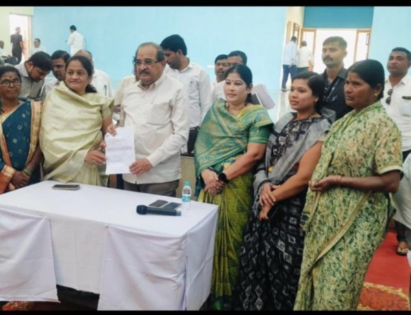 पालकमंत्र्यांच्या आदेशाला लोणी खुर्द ग्रामसेवकाने दाखवली केराची टोपली; ग्रामस्थ संतप्त