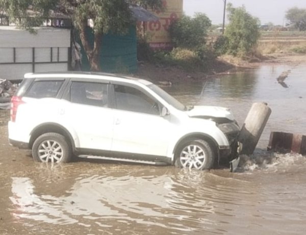 पिंप्री अवघड येथिल उड्डाण पूलाजवळ सोनई करजगाव पाईपलाईनच्या एअर वॉलला चारचाकी वाहनाची धडक ; पाईपलाईन बंद .