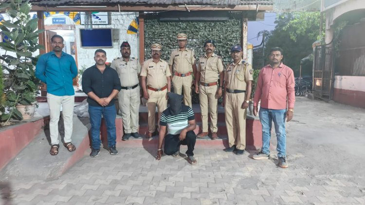 राहुरी: जिल्हा हद्दपार असताना विना नंबर प्लेट डंपरने अवैध वाळू उपसा करणारा आरोपी निखिल लाटे याला राहुरी पोलिसांनी ताब्यात घेतले. 32 लाखांचा मुद्देमाल जप्त.
