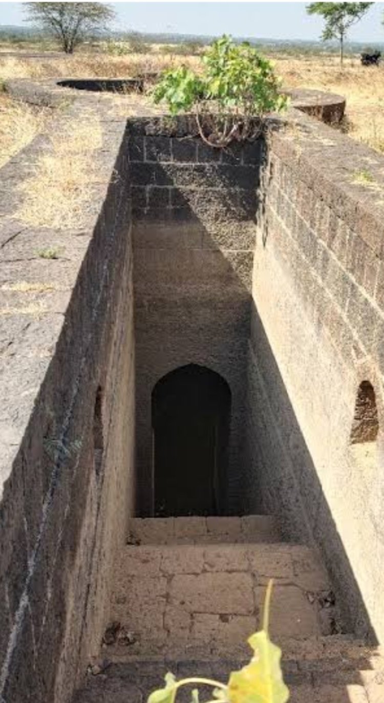जामगावची ऐतिहासिक बारव दुर्लक्षित*  पारनेर तालुक्यातील जामगाव येथील ऐतिहासिक बारव प्रशासनाच्या दुर्लक्षामुळे दुर्लक्षित अवस्थेत आहे.