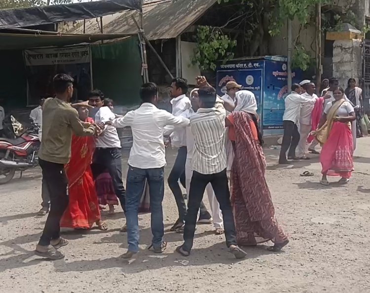 मानोरी,येथील दोन गटात अल्पवयीन मुलीचा विवाह लावून देण्याच्या संशयावरून राहुरी पोलीस स्टेशनबाहेर तुफान हाणामारी*