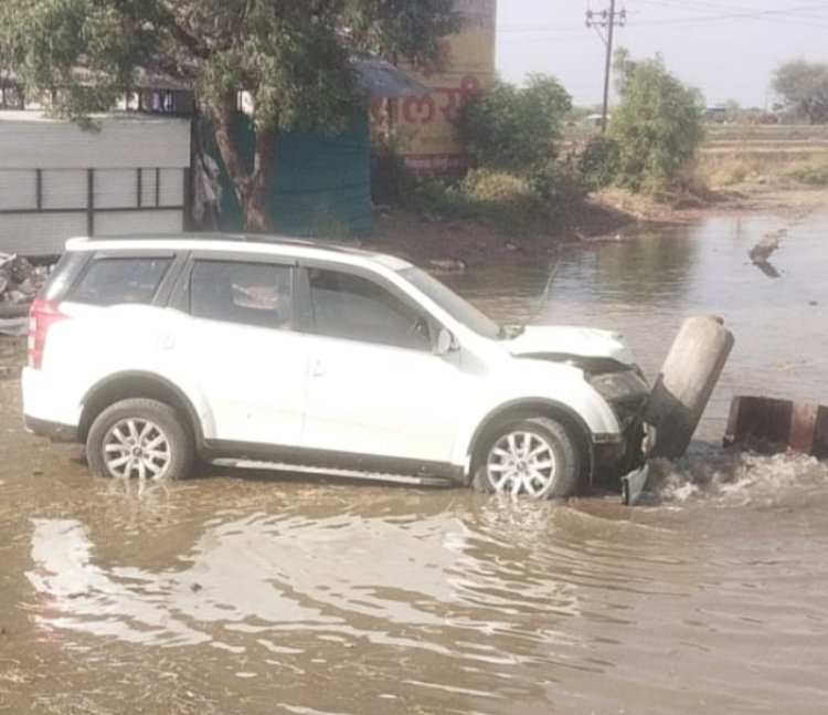 पिंप्री अवघड येथिल उड्डाण पूलाजवळ सोनई करजगाव पाईपलाईनच्या एअर वॉलला चारचाकी वाहनाची धडक ; पाईपलाईन बंद .