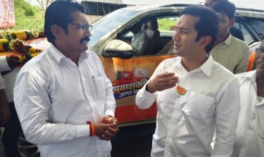 शेतकऱ्यांना विनाअट सरसकट 2 लाख कर्जमाफी द्या ; महाडीक यांच्याकडे लांबे यांनी केली मागणी .