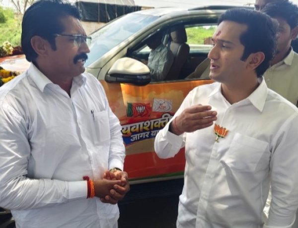 शेतकऱ्यांना विनाअट सरसकट 2 लाख कर्जमाफी द्या ; महाडीक यांच्याकडे लांबे यांनी केली मागणी .