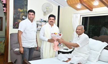 ज्येष्ठ साहित्यिक यशवंतराव गडाख यांच्या विरंगुळा निवासस्थानी विधान परिषद सभापती प्रा. राम शिंदे यांची सदिच्छा भेट