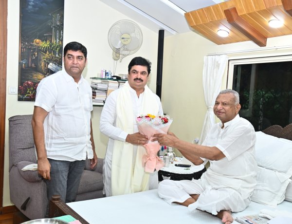 ज्येष्ठ साहित्यिक यशवंतराव गडाख यांच्या विरंगुळा निवासस्थानी विधान परिषद सभापती प्रा. राम शिंदे यांची सदिच्छा भेट