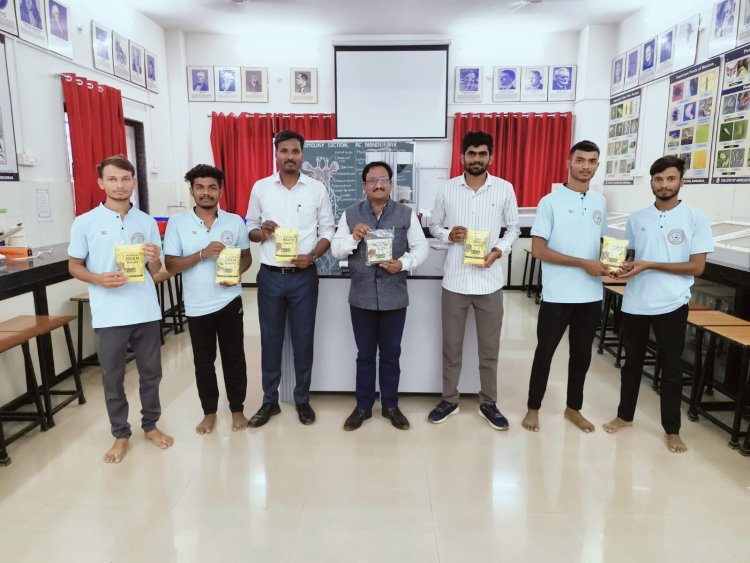 नंदूरबारच्या विद्यार्थ्यांनी 500 ग्रॅम रेडी - टू - युज कडुलिंब बियांच्या पावडरचे नाविन्यपूर्ण उत्पादन केले विकसीत .