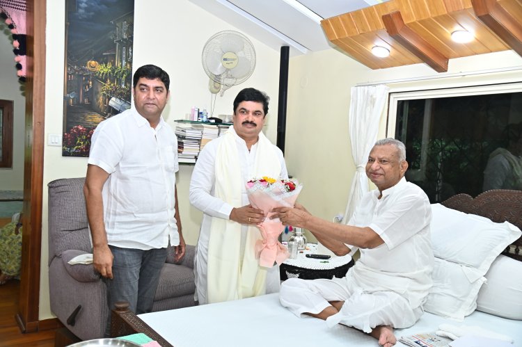 ज्येष्ठ साहित्यिक यशवंतराव गडाख यांच्या विरंगुळा निवासस्थानी विधान परिषद सभापती प्रा. राम शिंदे यांची सदिच्छा भेट