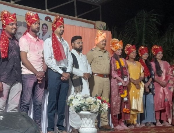 पोलीस निरीक्षक रवींद्र देशमुख यांच्या हस्ते उत्तुंग यश संपादन करणाऱ्या गुणवंतांचा करण्यात आला सन्मान .