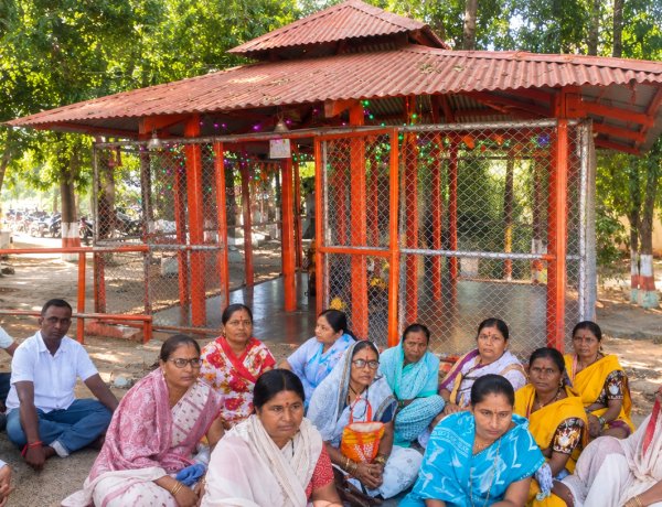 बिल्व परिसरात देवतांच्या द्वारे स्थापीत सिद्धलिंगांच्या दर्शनाने समाधान प्रत होते ;हरिहर केशव गोविंद बनात भाविकांची गर्दी