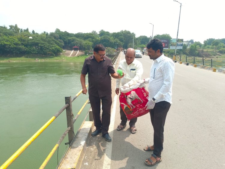 पर्यावरण प्रदूषण निवारण मंडळाचे जिल्हाध्यक्ष बाळासाहेब डोंगरे यांनी पर्यावरण प्रेमी सदस्यांना सोबत घेऊन पुलावरील प्लास्टिक पिशव्या घेतल्या काढून ;नदीचा पूल झाला एकदम स्वच्छ .