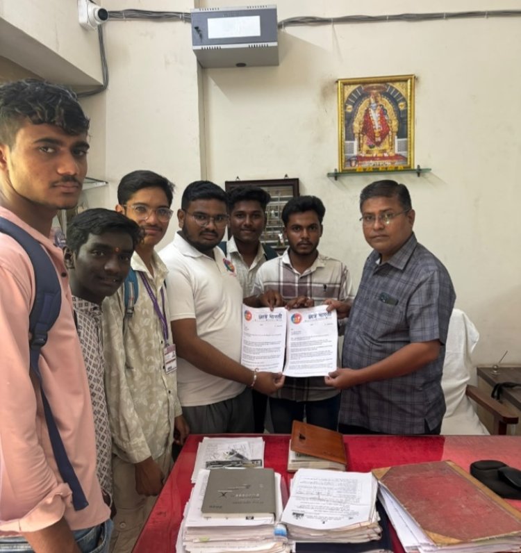 छात्र भारती चे प्रांत अधिकरी यांच्या मार्फत मुख्यमंत्री , शिक्षणमंत्री यांना निवेदन